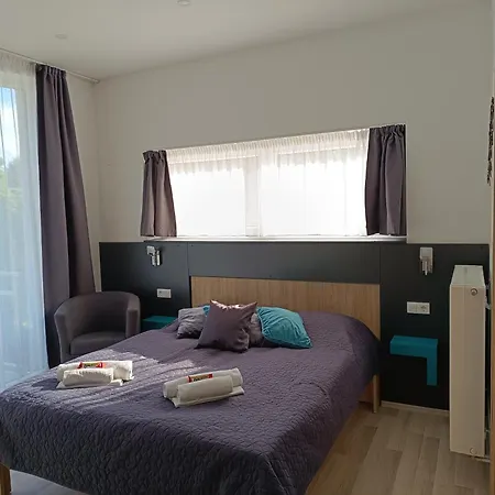 Ujhely Apartmanhaz * 希欧福克