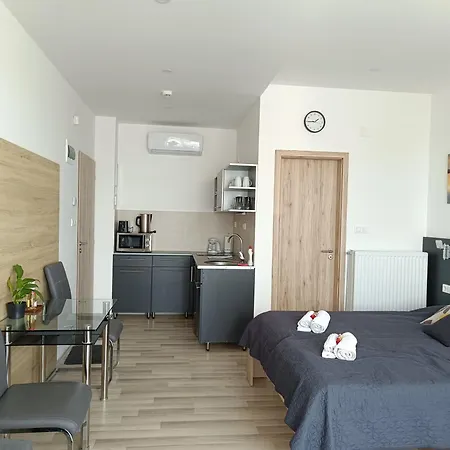 Apartment Ujhely Apartmanhaz *