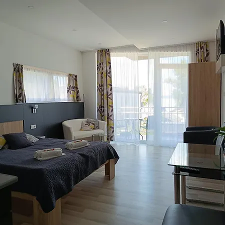 Ujhely Apartmanhaz * Siofok