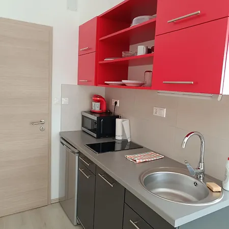 Ujhely Apartmanhaz Апартаменты *